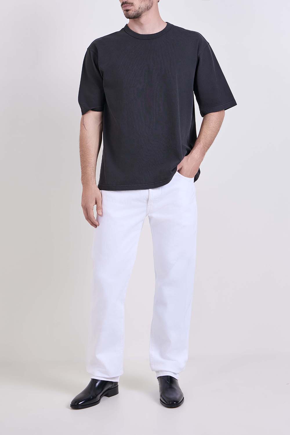 תמונת כל הלוק של מכנסי ג'ינס 501